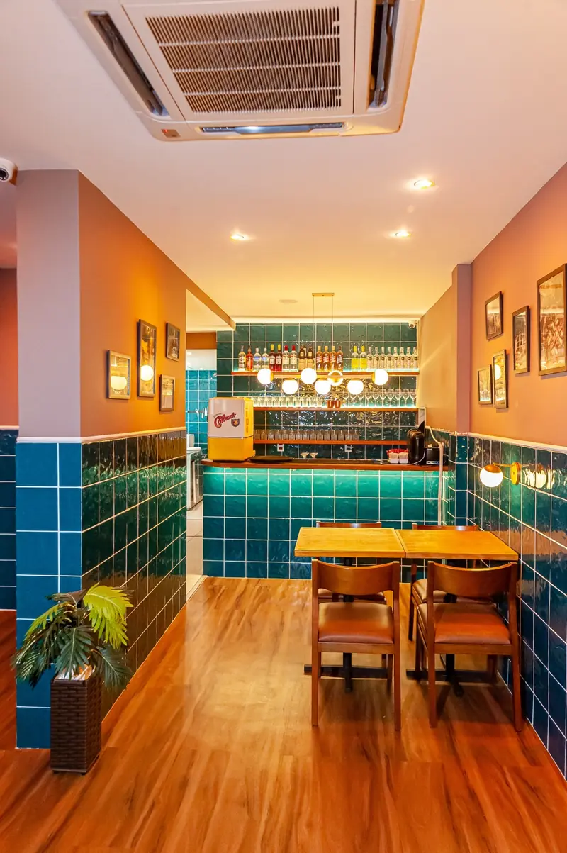 Salão da Oggi Tijuca, com azulejos azuis e piso de madeira