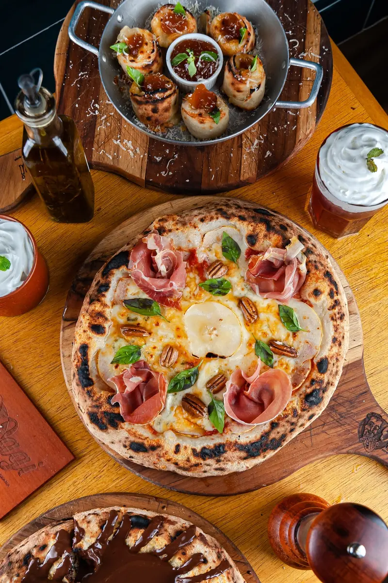 Pizza Oggi com presunto de Parma, pera, nozes pecan e manjericão
