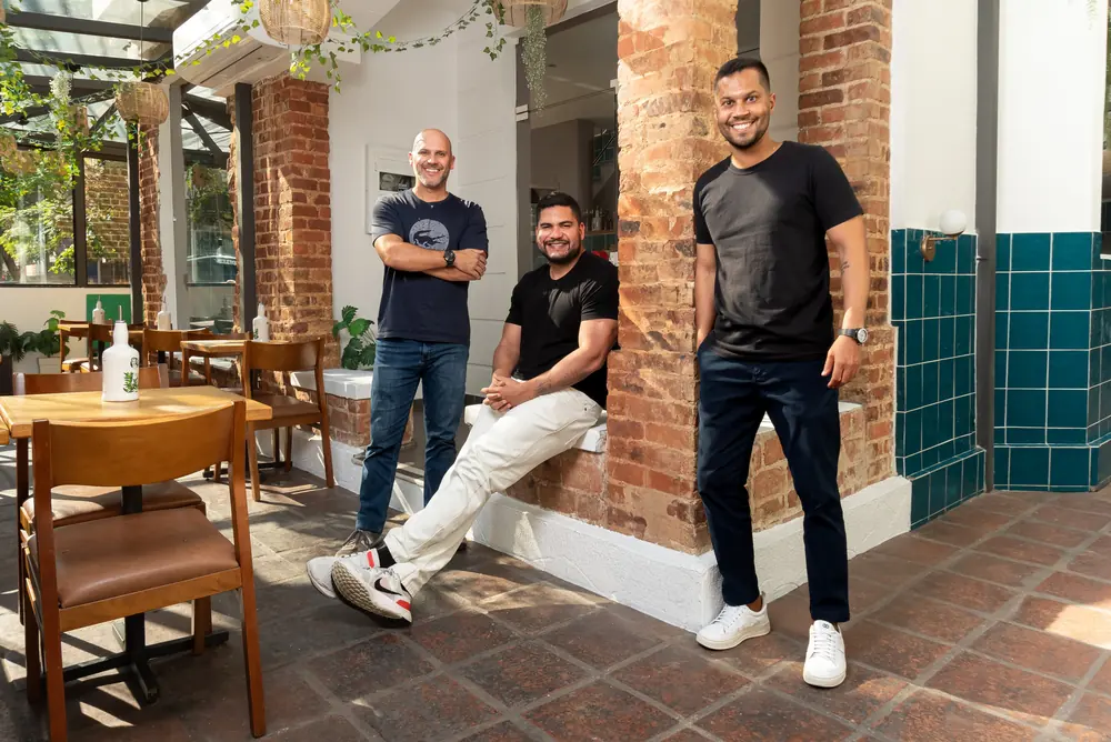 Os três sócios fundadores da Oggi em frente a uma das casas
