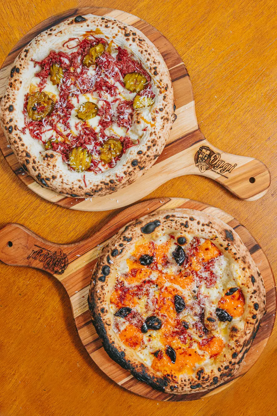 Pizza World Stars com queijos, linguiça picante e jabuticaba em compota